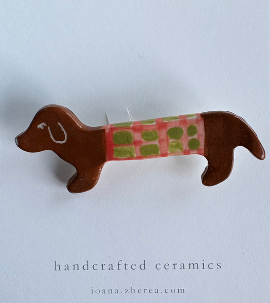 Brown Knacky - Porcelain teckel brooch